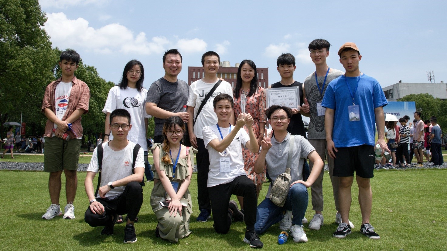 土建学院获奖师生合影